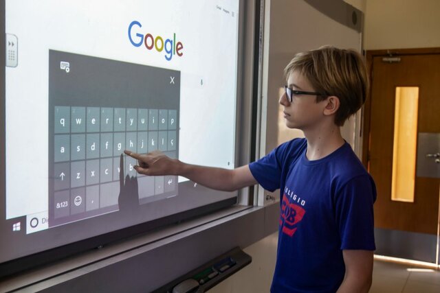 Se inventa el primer pizarron interactivo.