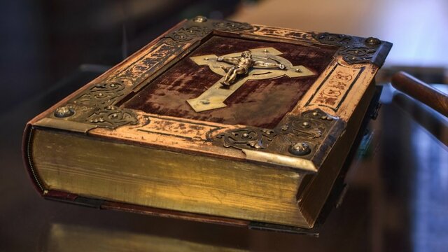 Se imprime el libro más importante y famoso, la Biblia.