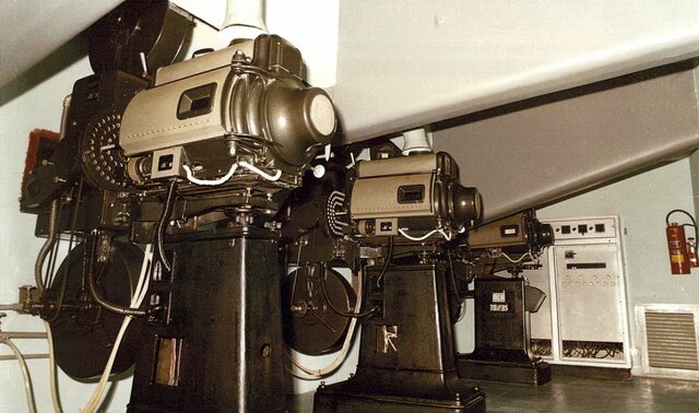 Invención del primer proyector de películas.