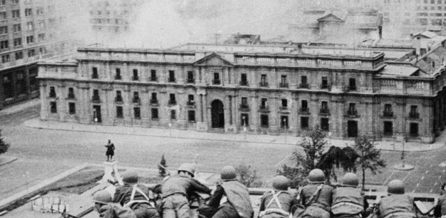 Inicio de la dictadura de Augusto Pinochet: fuerzas armadas exigen renuncia de Allende, se niega y con esto inicia el golpe de estado, se bombardea el Palacio de la Moneda