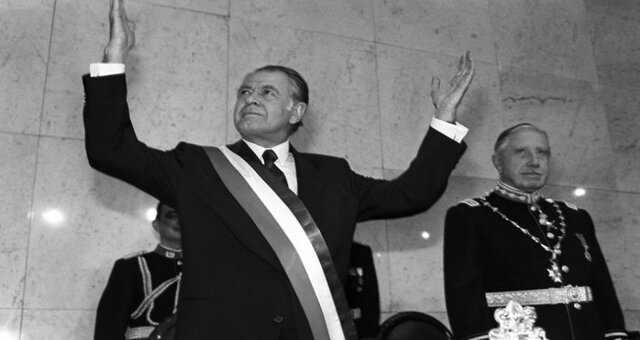 Elecciones para presidencia y congreso: Patricio Aylwin gana, obtiene 55% votos; Pinochet entrego banda presidencial, pero se mantuvo en comandante en jefe del ejército