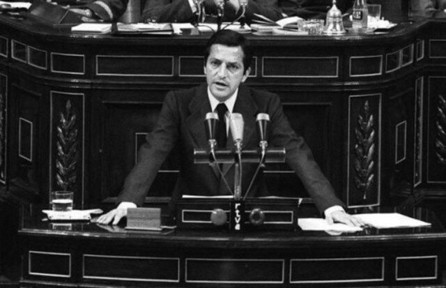 Aprobación en referéndum de la Ley para la Reforma Política.