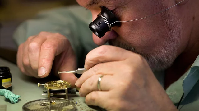 Pasados 9 meses... (En la relojería)