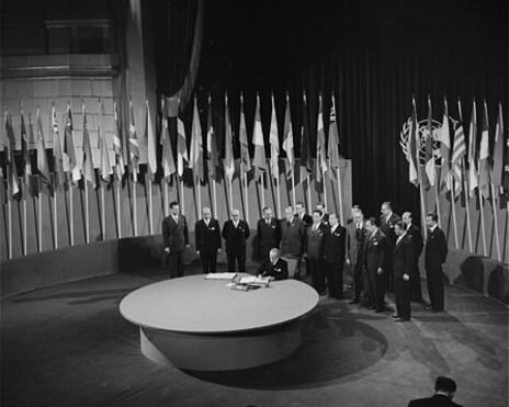 2.Cómo y por qué se puso fin al aislamiento internacional al franquismo.