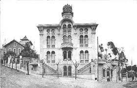 Eladi Homs estudia en la Escuela de Maestros y posteriormente, trabaja en una conocida escuela de Barcelona