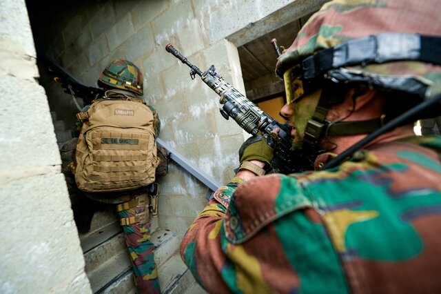 Débuts à l'armée belge