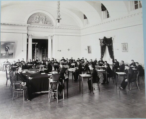 Окончил Гимназию