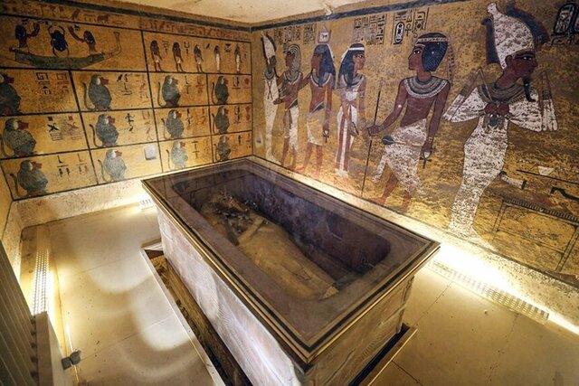 Se descubre la tumba de Tutankhamon.