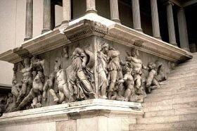 Alejando muere en Babilonia. Se inicia el periodo helenístico.