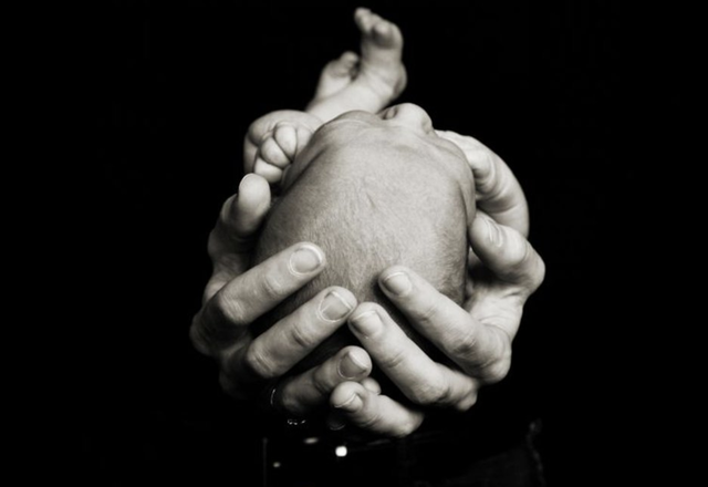 Nace Steve Jobs y es adoptado