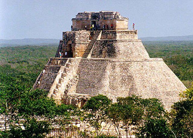 MAYAS: UXMAL