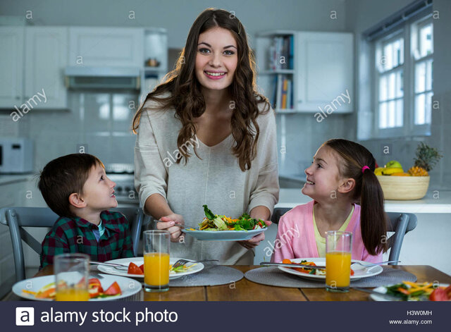 EN LA CASA DESAYUNANDO