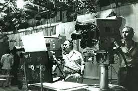 1960 – Uso de radio y televisión en la educación.