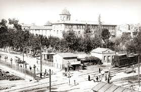 Los jesuitas fundan los colegios de San Pedro y San Pablo.