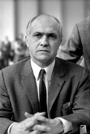 Alain Savary assume il ruolo di nuovo Presidente della Repubblica Francese