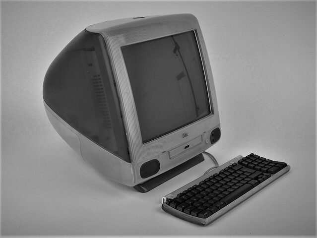 Steve Jobs presenta el iMac el primer Macintosh en prescindir de la unidad de disco flexible e  incluir puertos USB