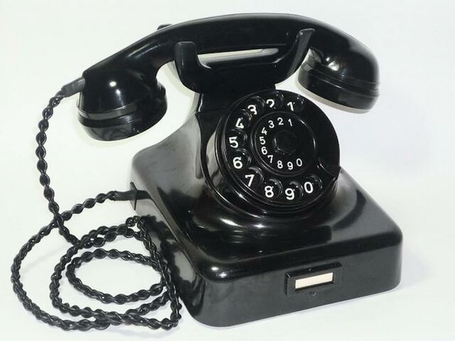 Primer teléfono de baquelita de color negro o marfil