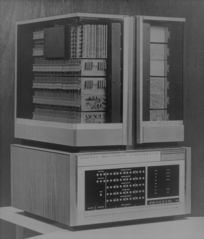 Se presenta la mini computadora PDP-8 la primera computadora en ser considerada exitosa.