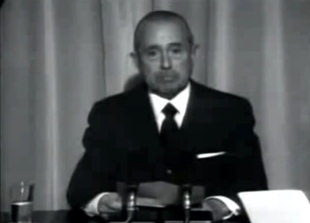 Cese de Arias Navarro como presidente del gobierno.