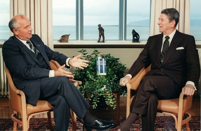 Encuentro de Reagan y Gorbachov en Islandia