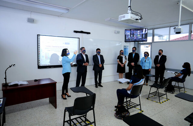 Inaugura Rector aula híbrida en Preparatoria 16 de UANL