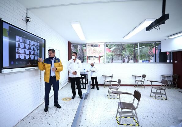 Visita Rector prototipo de salón de clases híbrido en FCPR