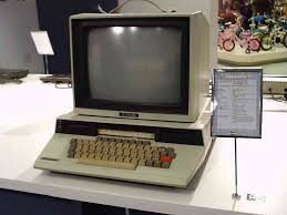 Se diseñaron computadoras más pequeñas, rápidas y eficientes.