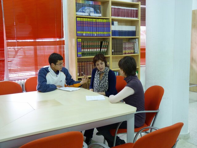 La escritora Espido Freire nos visita. Es entrevistada por nuestros alumnos y da una conferencia en el Salón de Actos.
