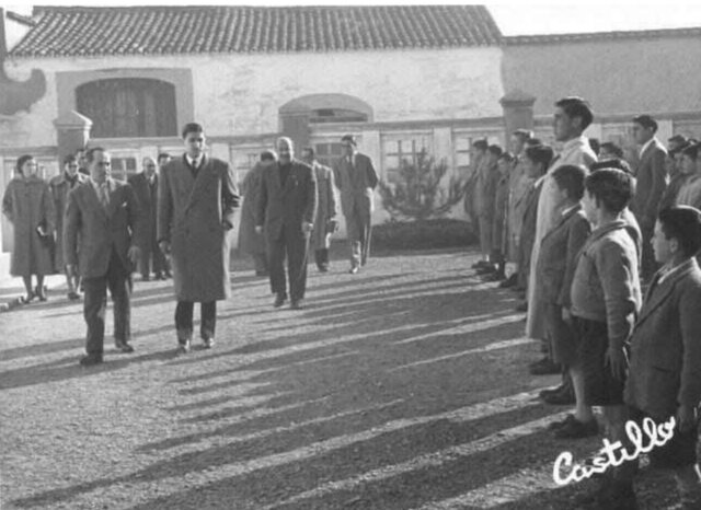 Director General de Ed. y Director del Centro en el patio actual C.P. San Roque