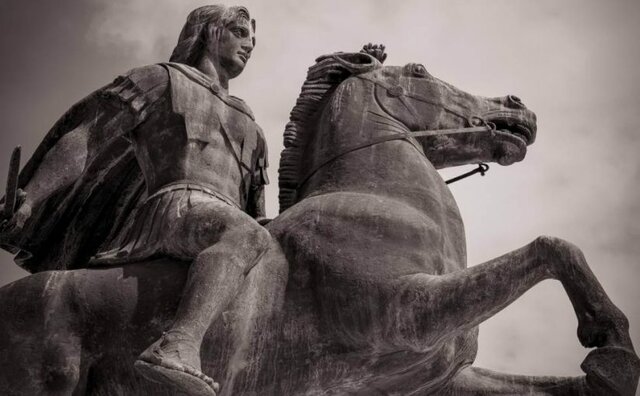 Alejandro muere en Babilonia. Se inicia el periodo helenístico.