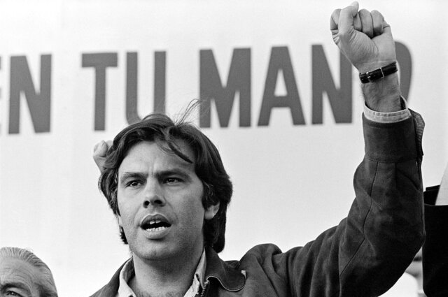 Legalización del PSOE.