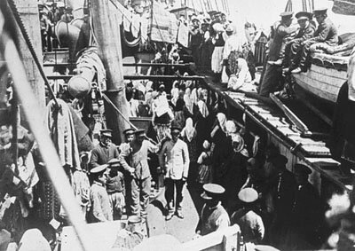 Des immigrants à bord d'un navire en direction de l'Amérique du Nord vers 1830