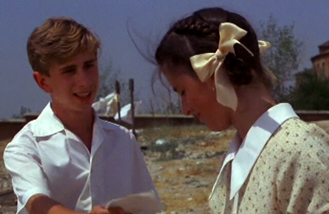 Luís se despide de Charito.