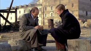 Don Luís y su hijo charlan tras el fin de la guerra.