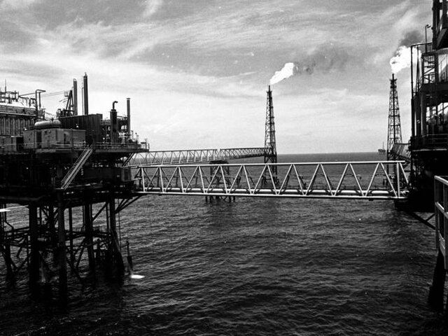 EXPLOPIACIÓN DE YACIMIENTOS PETROLEROS