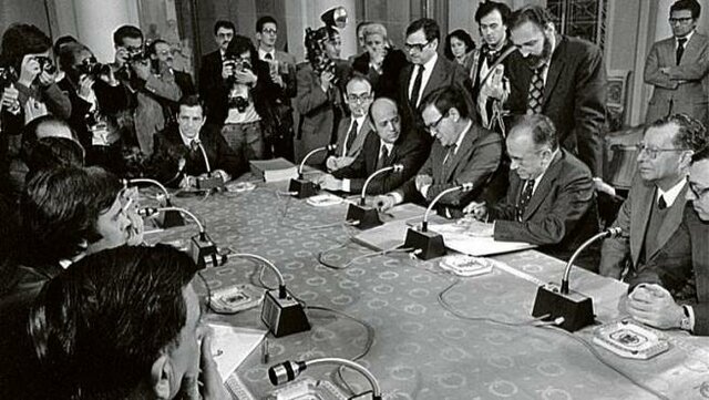 Firma de los pactos de la Moncloa