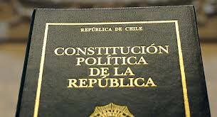 Aprobación por referéndum de la Constitución.