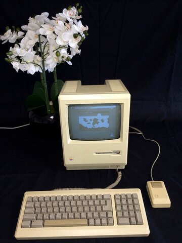 MACINTOSH: Se crea Macintosh el primer ordenador de consumo de interfaz grafica de usuario