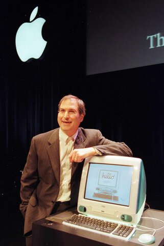 IMAC: Steve Jobs presenta el iMac, primer Macintosh en prescindir de la unidad de disco flexible e incluir puertos USB