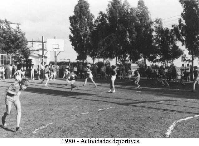 Practican baloncesto.