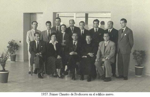 Primer claustro de profesores en el edificio nuevo: