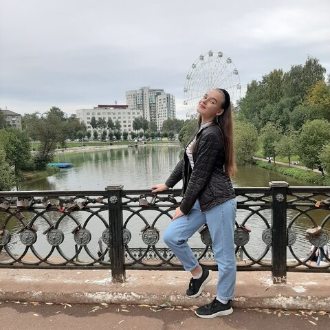 Переехала жить в Киров.