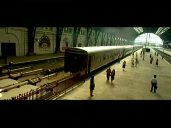 Javier descubre que le gusta a su prima Violeta pero es Azucena la que le abre los ojos y le hace reconocer que a él también le gusta y va a buscarla. Se besan.