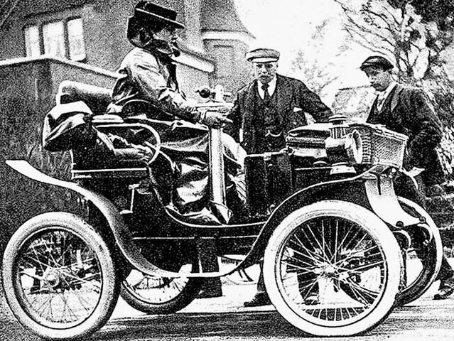 se crea el primer automóvil (Henry Ford)