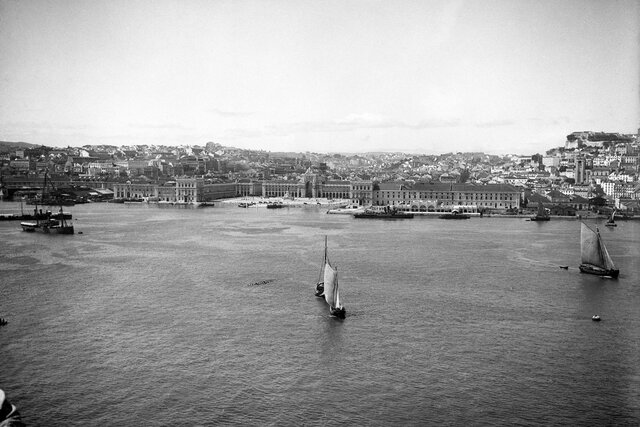 Aqui, onde o mar se acabou e a terra espera
