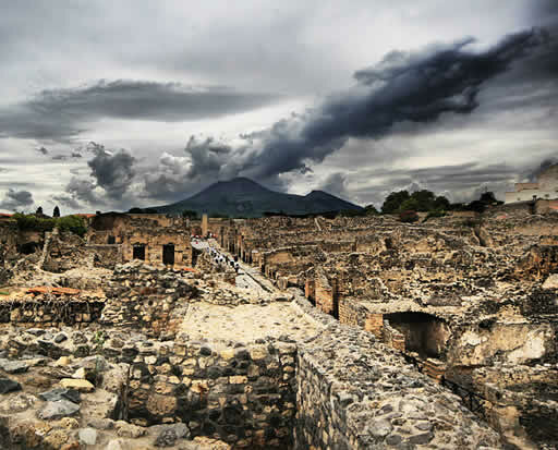 Erupción del volcán&nbsp;Vesubio, que provoca la completa destrucción de las ciudades de&nbsp;Pompeya&nbsp;y Herculano