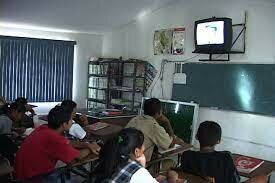 Aparición de las primeras telesecundarias.