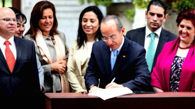 SE FIRMA EL DECRETO DEL BACHILLERATO OBLIGATORIO POR CALDERÓN