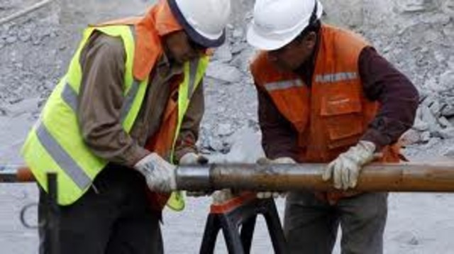 Se envía comida y remedios a los mineros