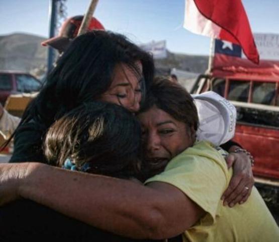 1ra videoconferencia entre los mineros y sus familiares